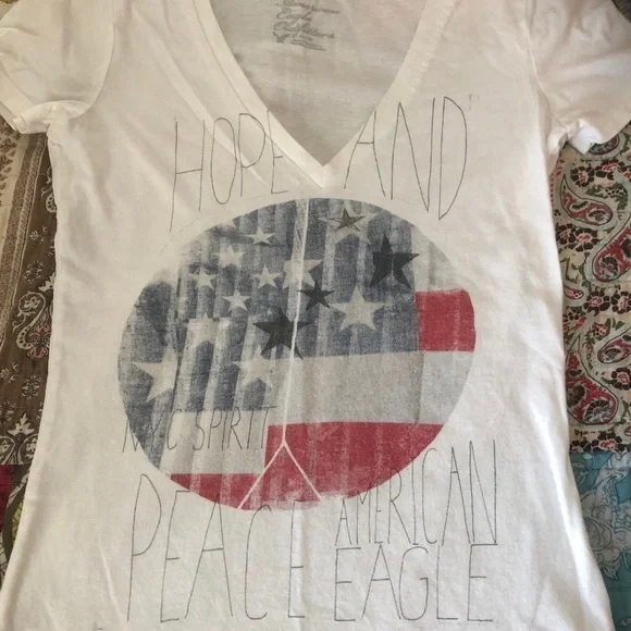 American Eagle White v-neck tee. - Picture 3 of 5